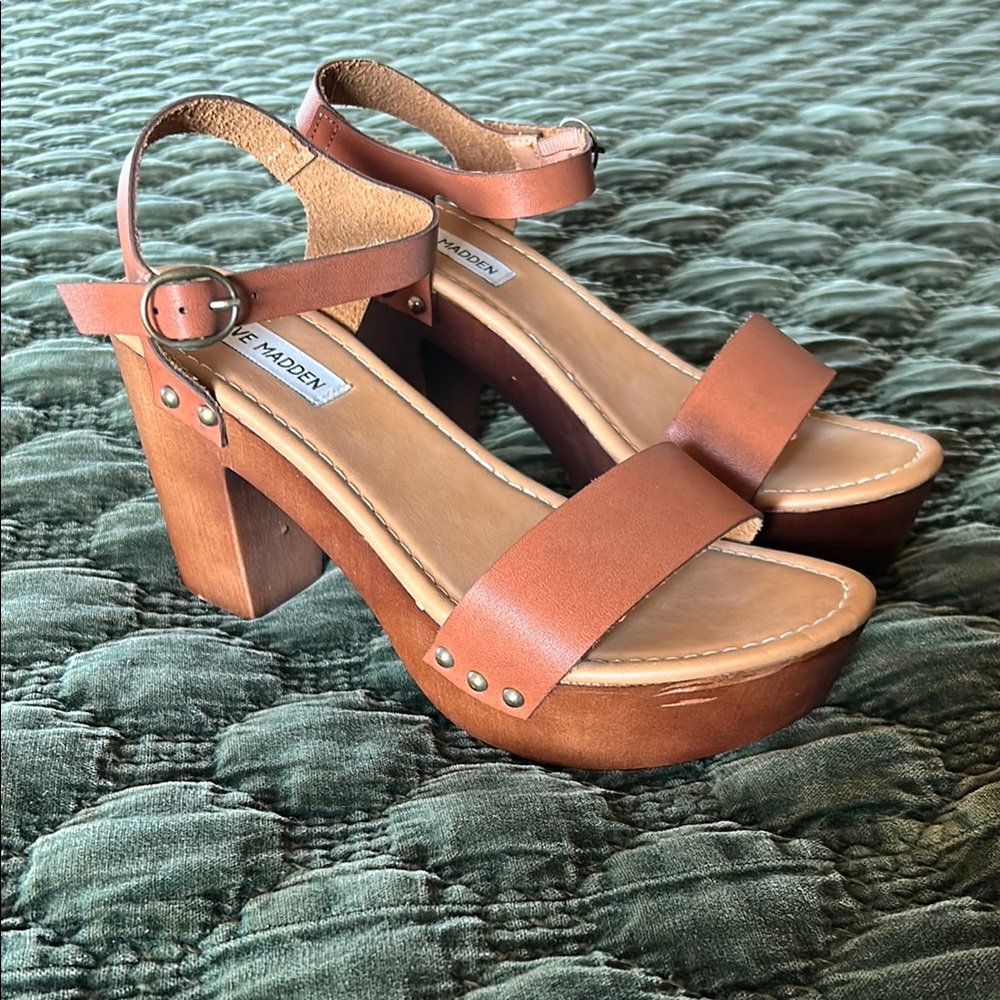 Steve Madden Tan Platform Shoes Retro-Inspired Design